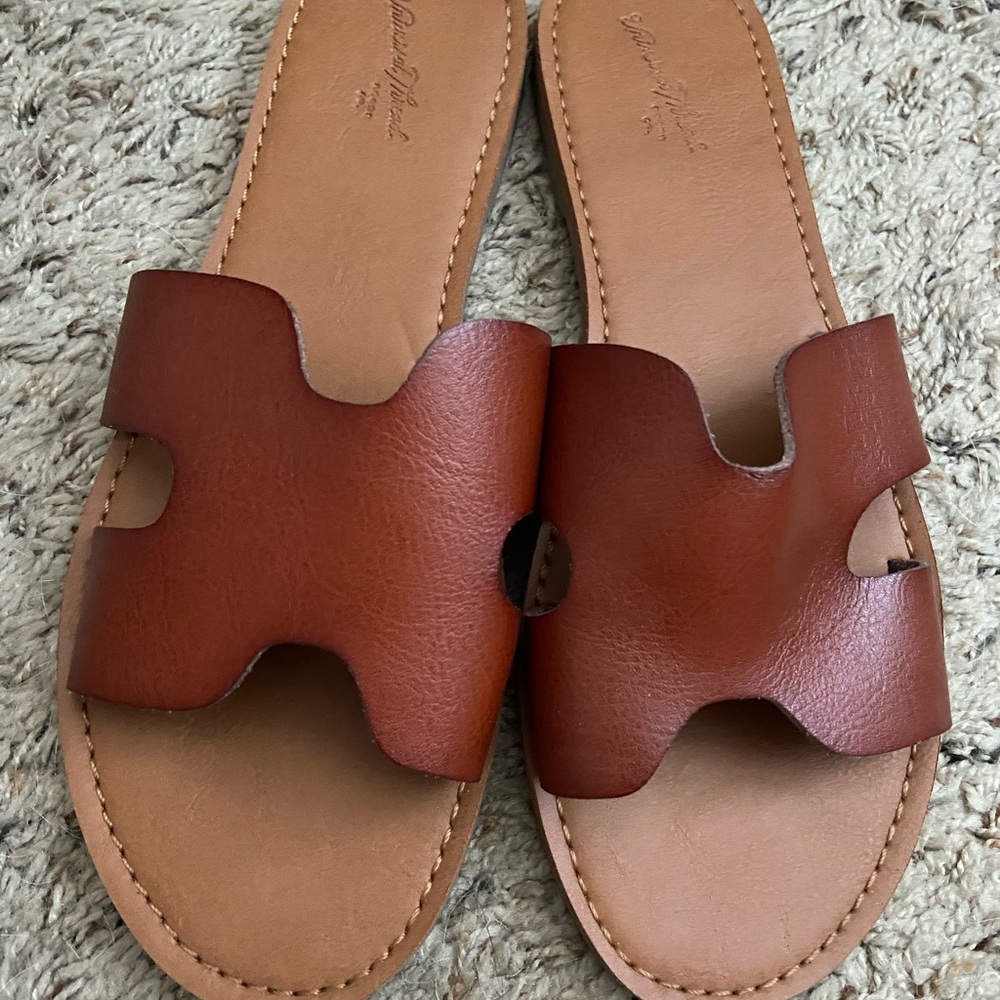 NWOT Universal Thread Jenny slide sandals